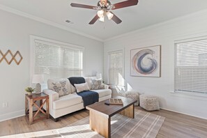 Smart TV - Cozy Getaway: Spacious Haven for Families & Groups Near Attractions (Goose Creek)