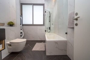 Secadora de cabello, toallas, jabón, papel de baño
