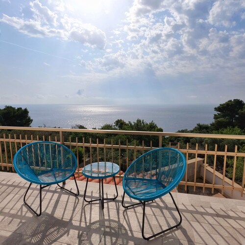 Apartment with sea-view balcony from which to admire magical sunrises.