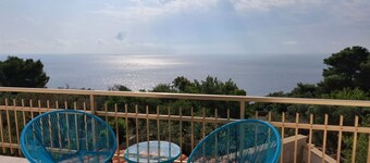 Apartment with sea-view balcony from which to admire magical sunrises.