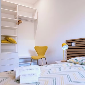 2 habitaciones, caja de seguridad en la habitación y escritorio 