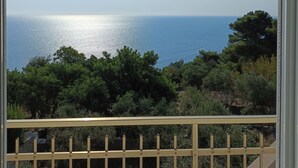 A balcony with a view of the sea and surrounding greenery. - Apartment with sea-view balcony from which to admire magical sunrises. (Castro)