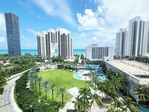 Exterior - Luxury Beach & City View Condo 5 min walk to beach (Sunny Isles Beach)