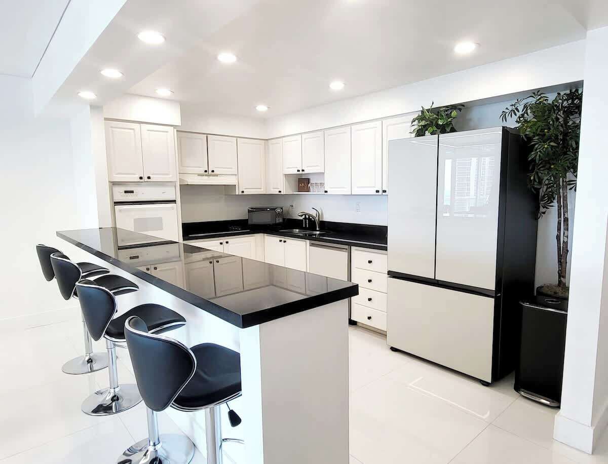 Frigorífico, microondas, horno y placa de cocina