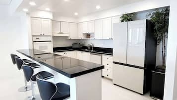 Frigorífico, microondas, horno y placa de cocina