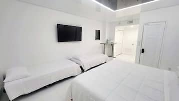 1 Schlafzimmer, Schreibtisch, Bügeleisen/Bügelbrett, Reisekinderbett