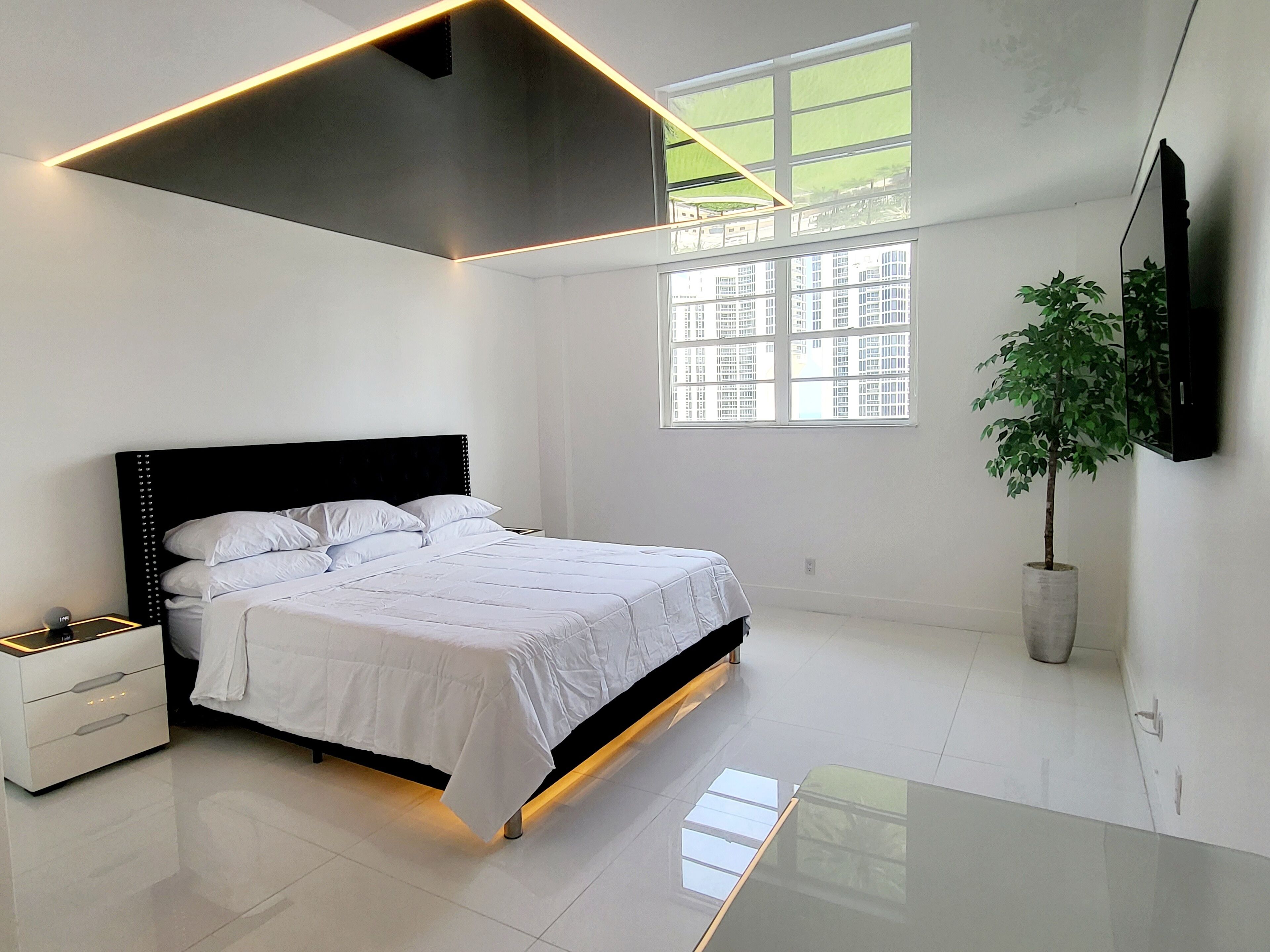 1 chambre, bureau, fer et planche à repasser, lit parapluie