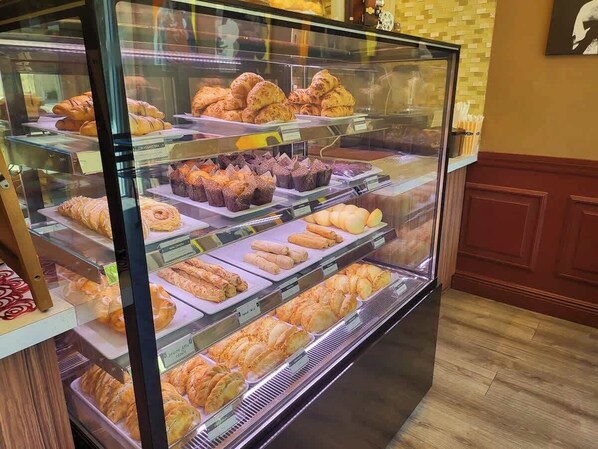 Una vitrina de panadería con diversos productos horneados.