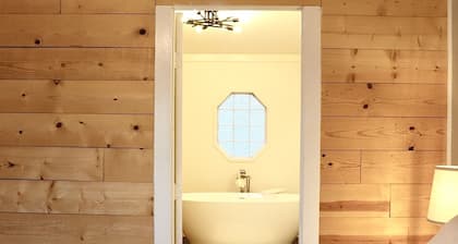 Waterfront home newly renovated! Quiet & peaceful, + a 100 ft dock 2 fish from!