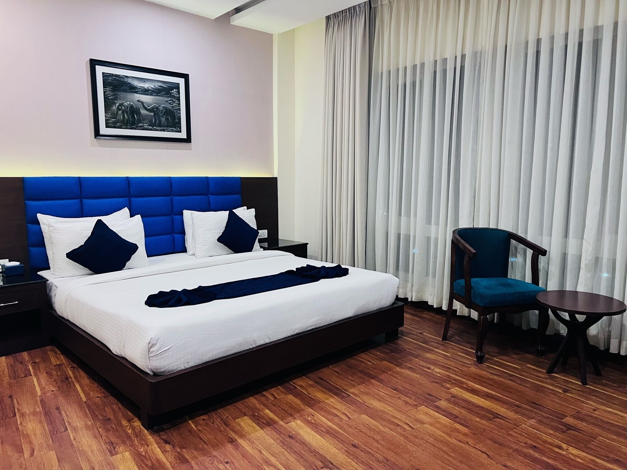 Habitación ejecutiva, 1 cama matrimonial | Edredón, minibar, caja de seguridad en la habitación y escritorio 