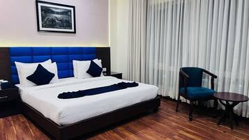 Habitación ejecutiva, 1 cama matrimonial | Edredón, minibar, caja de seguridad en la habitación y escritorio