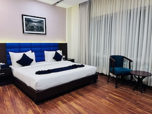 Quarto executivo, 1 cama de casal | Edredons de pluma, frigobar, cofres nos quartos, escrivaninha
