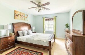 3 bedrooms, desk, WiFi, bed sheets