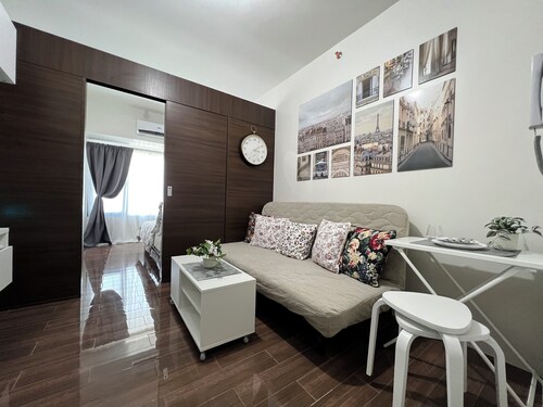 Cozy 1 BR w/ Makati City Skyline View