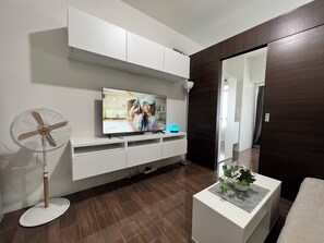 Living area - Cozy 1 BR w/ Makati City Skyline View (Makati)