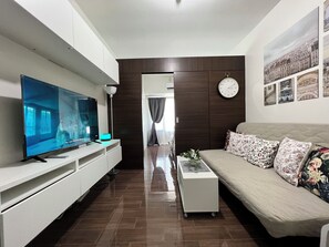 Living area - Cozy 1 BR w/ Makati City Skyline View (Makati)