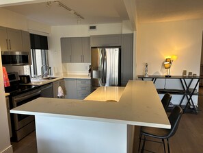 Een koelkast, een microgolfoven, een oven, een broodrooster