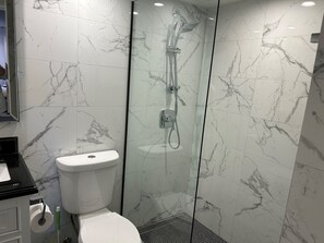 Een douche, een haardroger, handdoeken, zeep