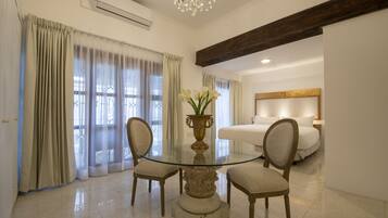 Habitación Deluxe | 1 habitación, caja de seguridad en la habitación y cortinas blackout