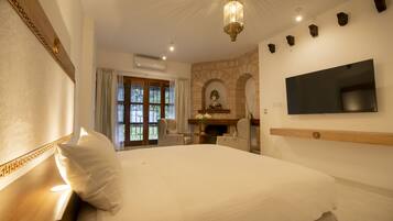 Habitación Deluxe | 1 habitación, caja de seguridad en la habitación y cortinas blackout