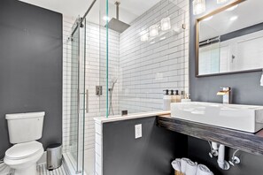 Douche, sèche-cheveux, serviettes fournies, savon