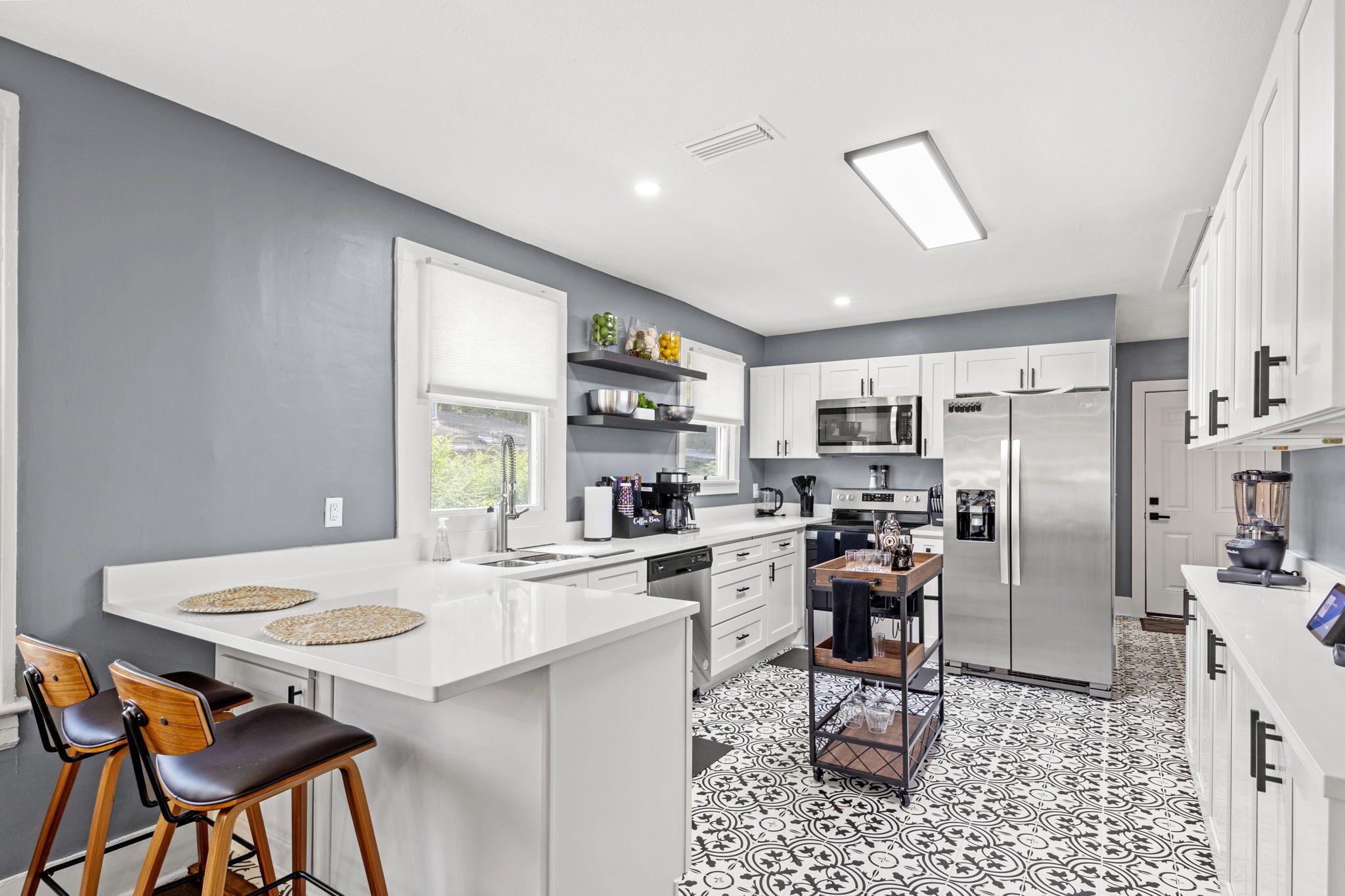 Jääkaappi, mikroaaltouuni, uuni, liesi