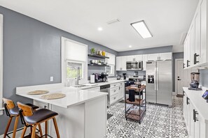 Kjøleskap, mikrobølgeovn, ovn og kokeplater