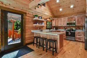 Fridge, microwave, oven, stovetop - Stunning Mountain View With Hot tub & Game Room. Indoor/Outdoor Fireplace (Ellijay)