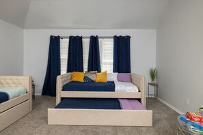 4 habitaciones, escritorio y tabla de planchar con plancha