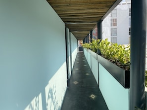 Hallway - Hotel Puerta Roja Rome (Mexico City)