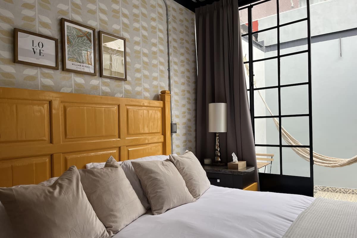 Exclusive Suite | Minibar, iron/ironing board, WiFi (free), bed sheets