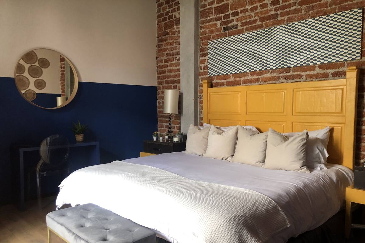 Minibar, iron/ironing board, WiFi (free), bed sheets