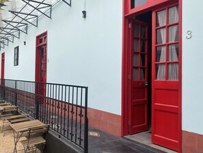 Minibar, tabla de planchar con plancha, wifi gratis y ropa de cama 