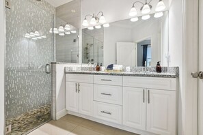 Hair dryer, towels - Lux 4BR Tampa Retreat - Mins Walk to RJ Stadium (Tampa)