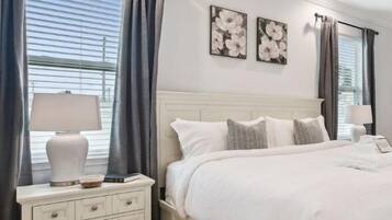 4 Schlafzimmer, Schreibtisch, Bügeleisen/Bügelbrett, Reisekinderbett