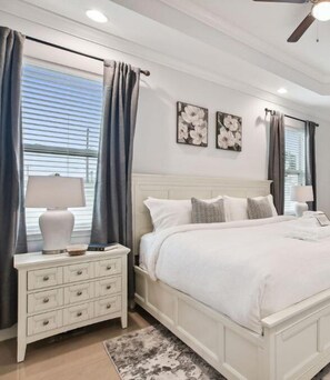 4 soverom, skrivebord, strykejern/-brett og reiseseng for barn