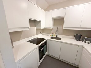 Fridge, microwave, oven, dishwasher - Charming 1 bedroom flat with FAST Wi-Fi near The Shard and Elephant & Castle (London)
