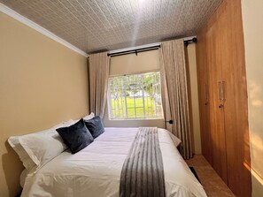 3 bedrooms, iron/ironing board, WiFi, bed sheets - A compact, cosy guesthouse exuding a home away from home feel. Lush garden too (Harare)