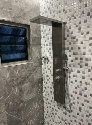 Dusche, Handtücher, Seife, Toilettenpapier