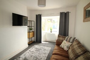 Living area - Stunning Service Accommodation, Ideal Location Ashby Scunthorpe Sleeps upto 5 (Scunthorpe)