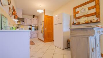 Microondas, lavavajillas y periquera