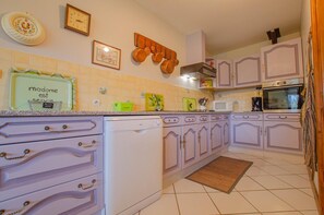 ميكروويف، غسالة أطباق، كرسي للأطفال