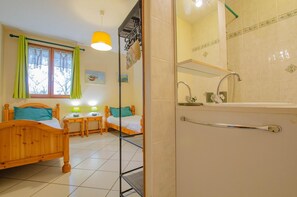 Shower - L'etang Saint Hubert (LE MERIOT)