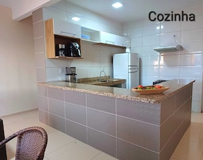 Geladeira, fogão, cooktop, torradeira