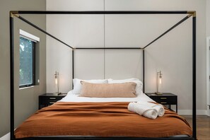 3 sovrum, skrivbord, strykjärn/strykbräda och resesäng