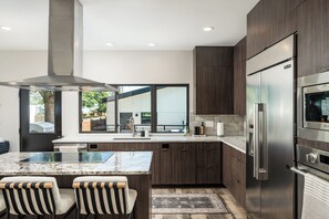 Kylskåp, mikrovågsugn, ugn och spishäll