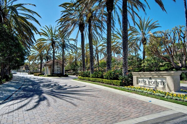 Property grounds - Coastal NEWLY RENOVATED Condo in Dana Point. Walking distance to the Salt Creek! (Dana Point)