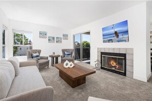 Smart TV, fireplace