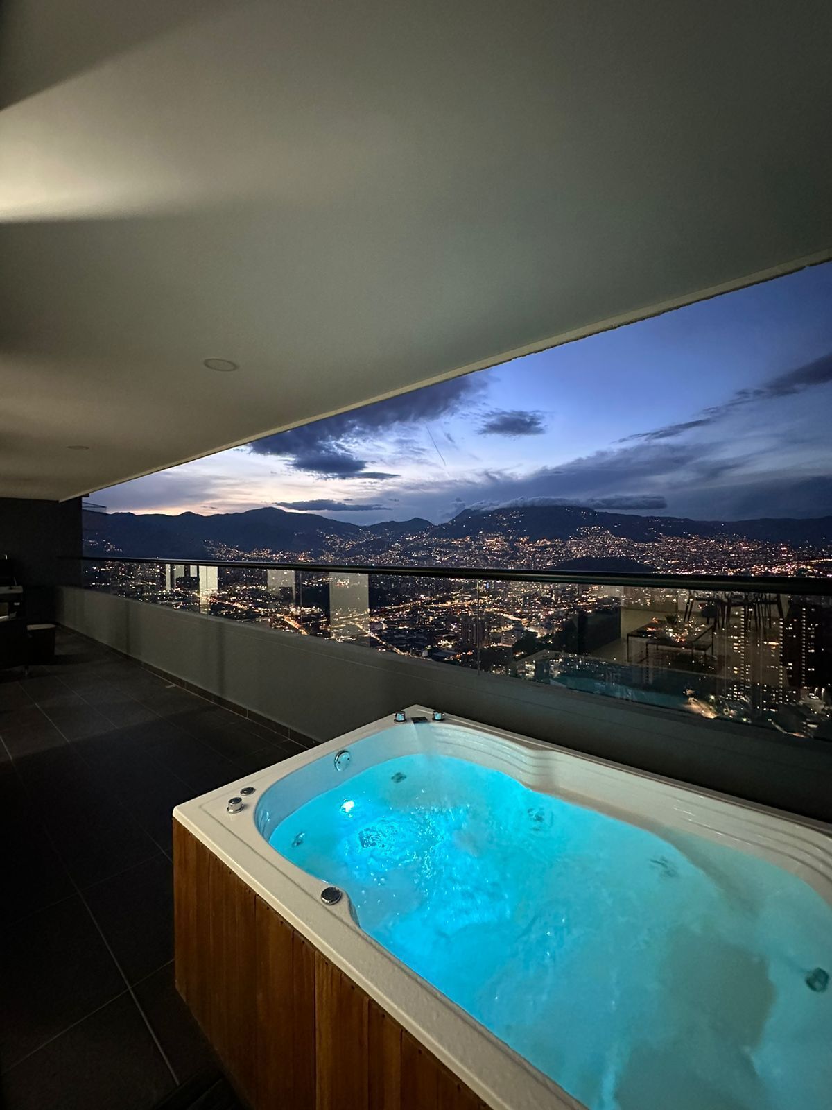 Tina de hidromasaje al aire libre