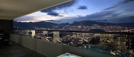 Tina de hidromasaje al aire libre